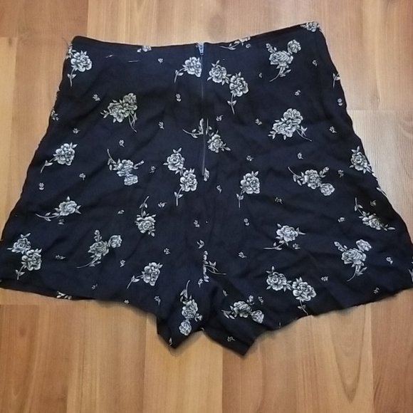 Dynamite Skort w/ Rose Pattern - Picture 5 of 8